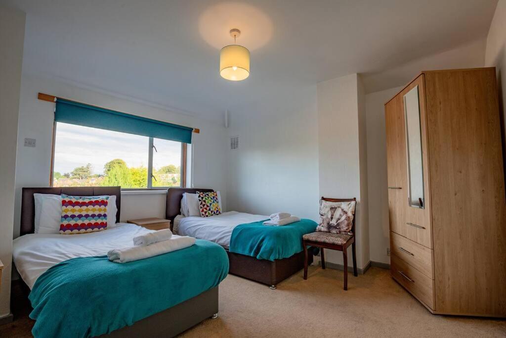 Host & - Lechlade