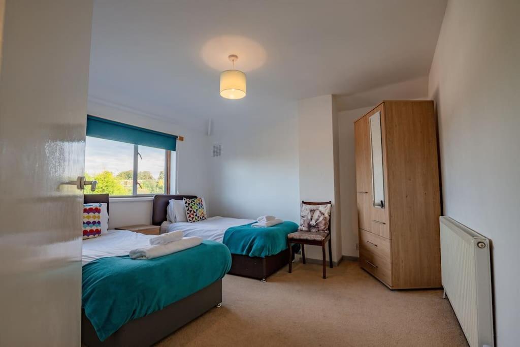 Host & - Lechlade *