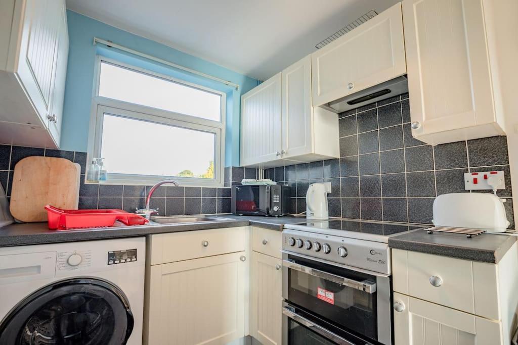Host & - Lechlade